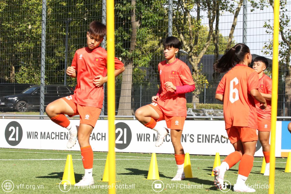U17 nữ Việt Nam tập buổi đầu tiên tại Đức đầy hứng khởi