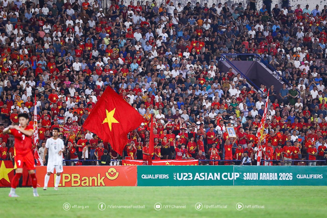 HLV Kim Sang-sik tri ân người hâm mộ sau khi U23 Việt Nam giành vé dự VCK U23 châu Á 2026