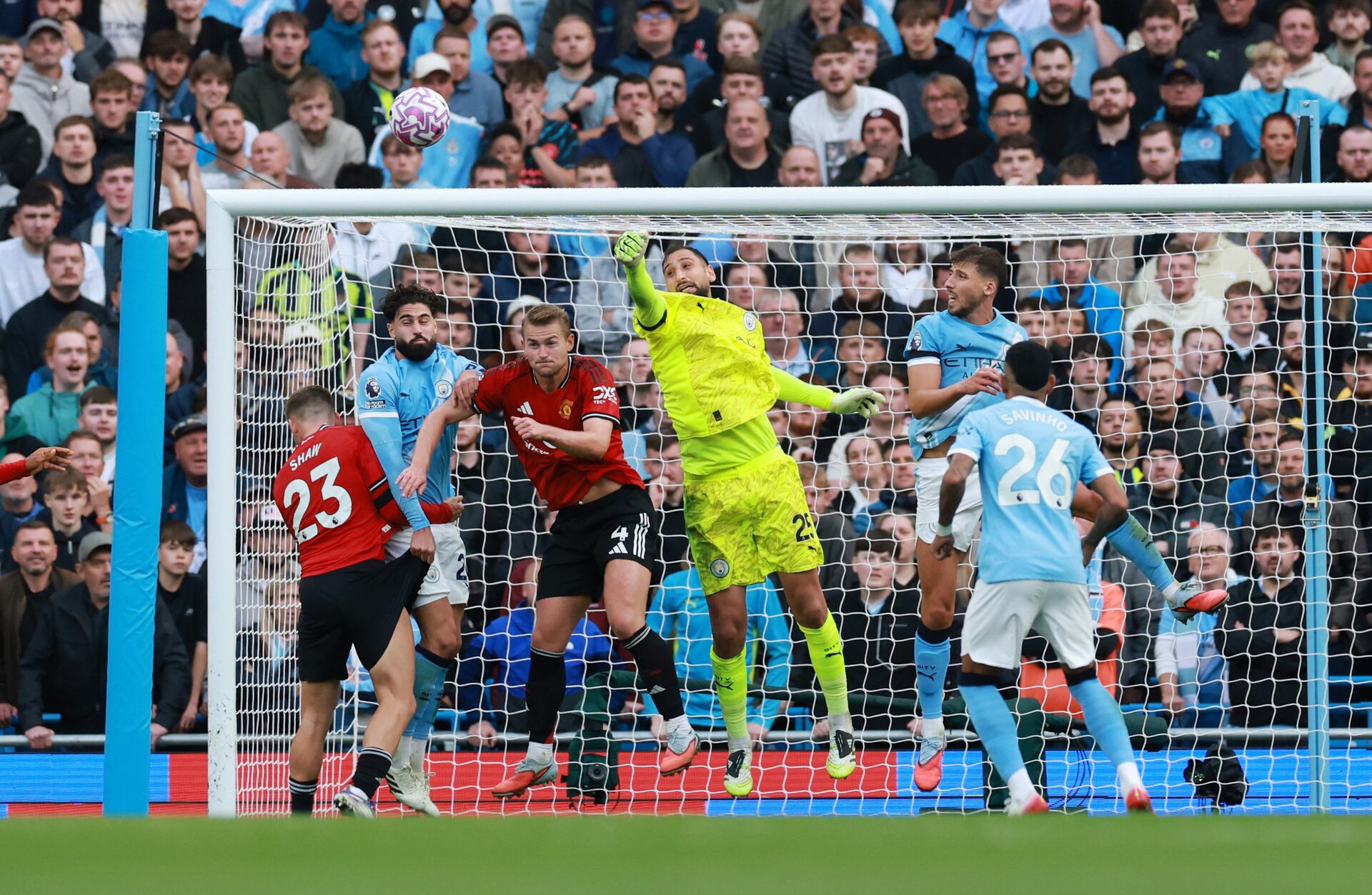 Manchester United tiếp tục chìm trong khủng hoảng khi để thua Manchester City 0-3 ngay tại Etihad