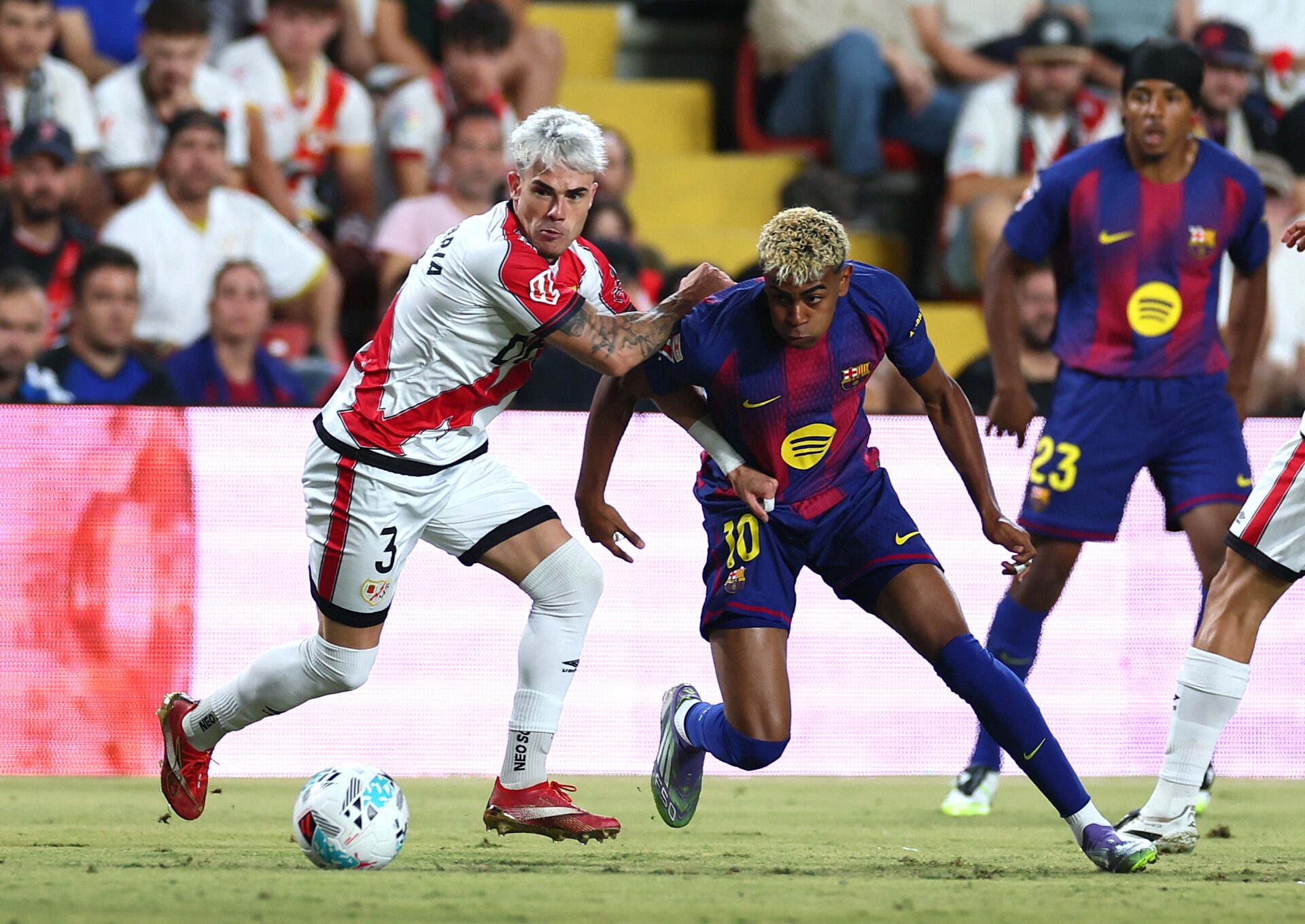 Bê bối VAR khiến Barcelona hòa Rayo Vallecano đầy tranh cãi