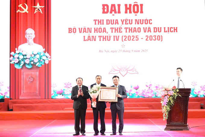 HLV Mai Đức Chung được phong tặng danh hiệu Anh hùng Lao động – vinh danh một cuộc đời cống hiến