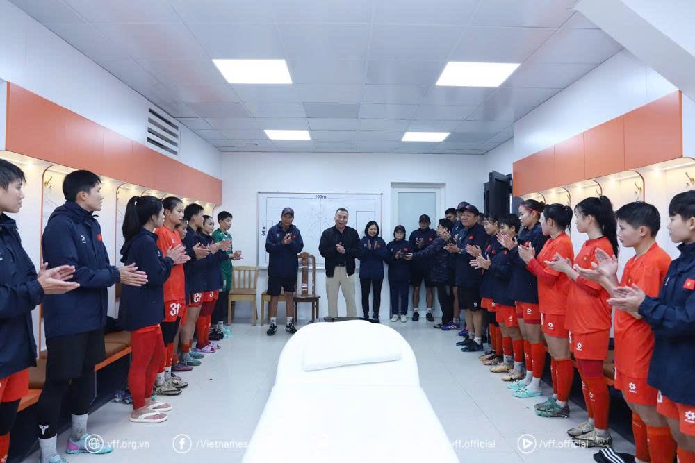 Chủ tịch VFF Trần Quốc Tuấn động viên đội tuyển nữ trước SEA Games 33