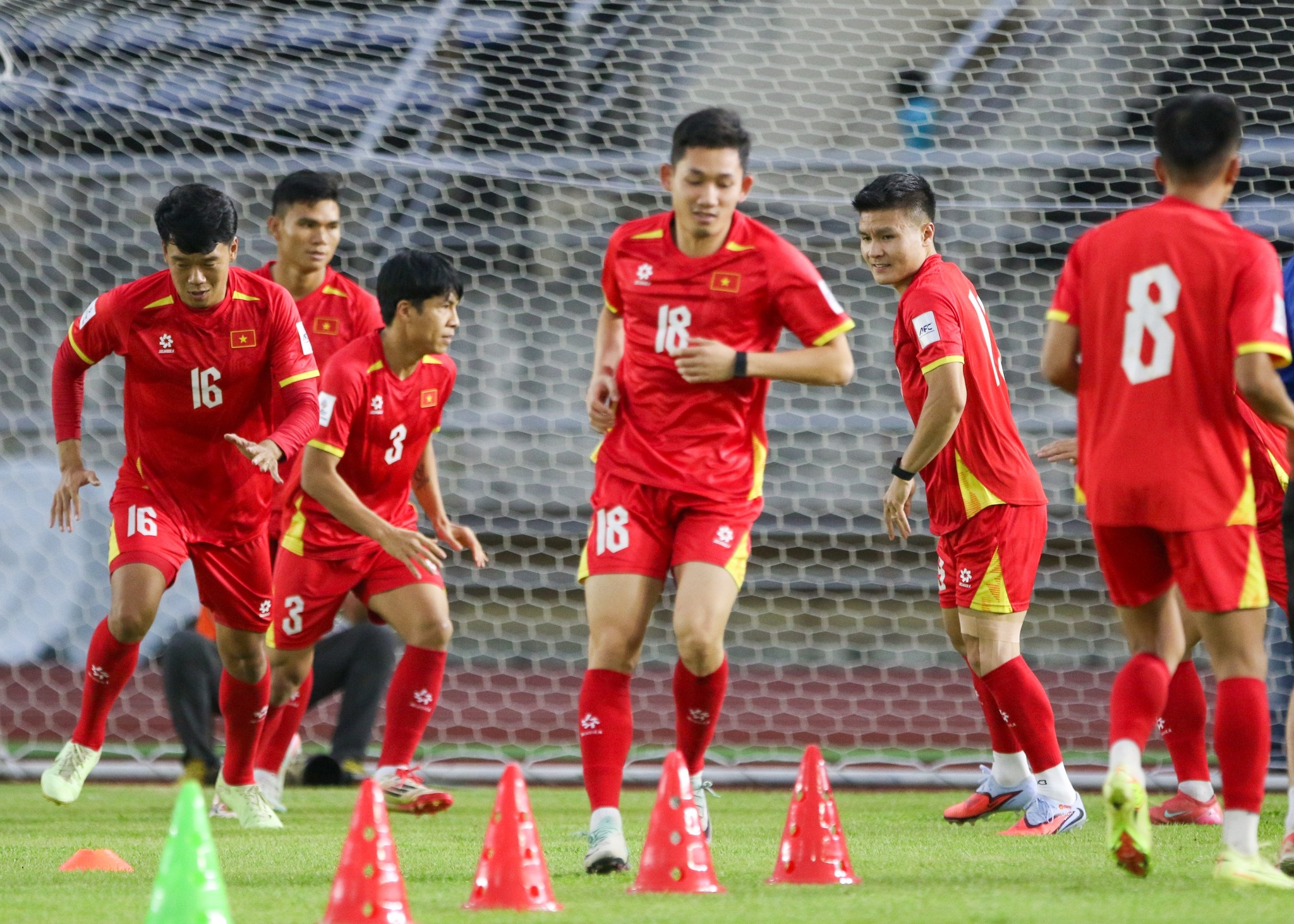 Đội tuyển Việt Nam khép lại buổi tập cuối tại SVĐ Quốc gia Lào