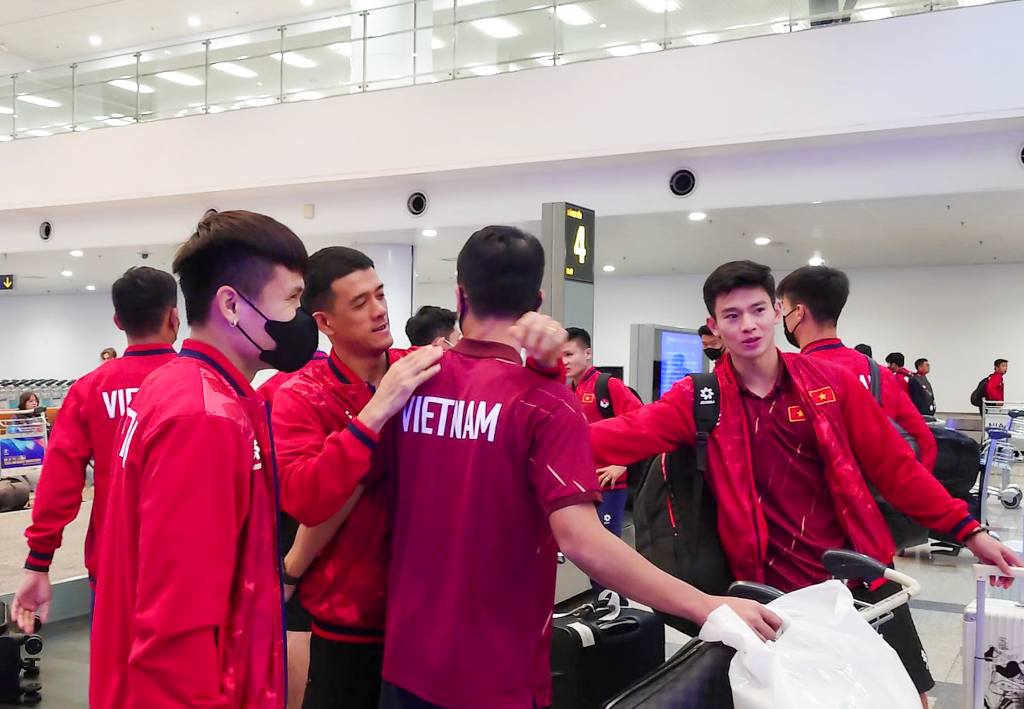 Đội tuyển Việt Nam chia tay HLV Kim Sang-Sik tại Nội Bài – Bước chuyển quan trọng hướng SEA Games 33