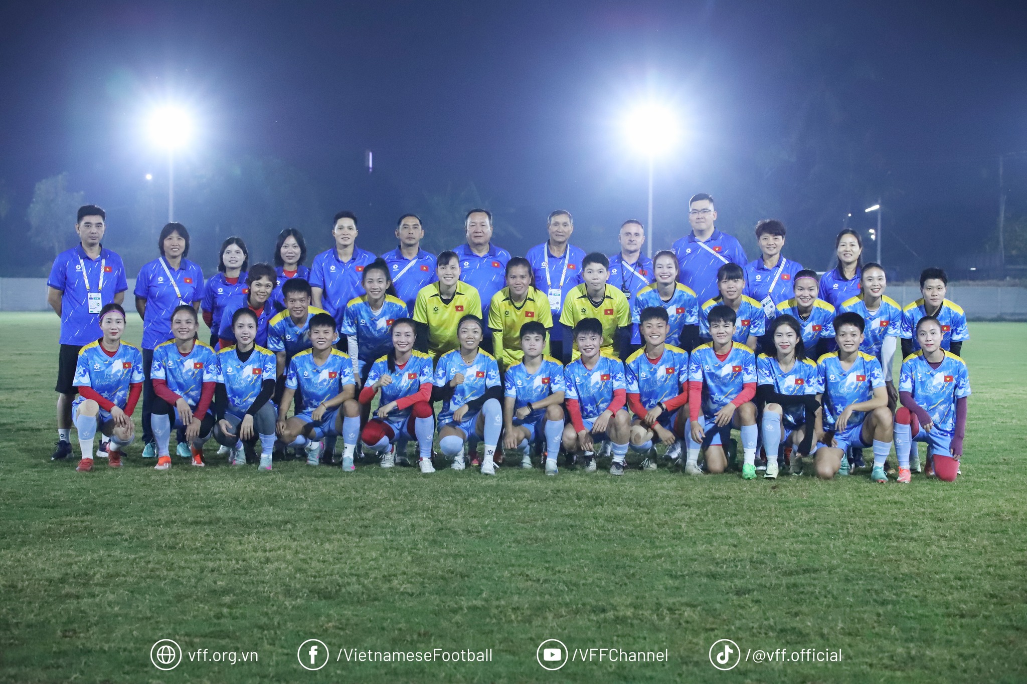 Đội tuyển nữ Việt Nam hứng khởi bước vào buổi tập đầu tiên tại Chonburi