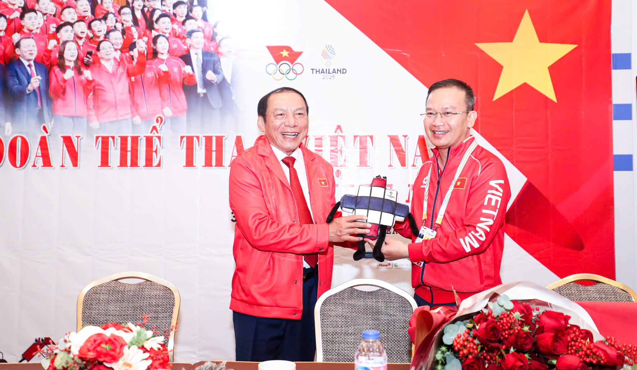 Bộ trưởng Nguyễn Văn Hùng thăm và động viên Đoàn Thể thao Việt Nam tại SEA Games 33