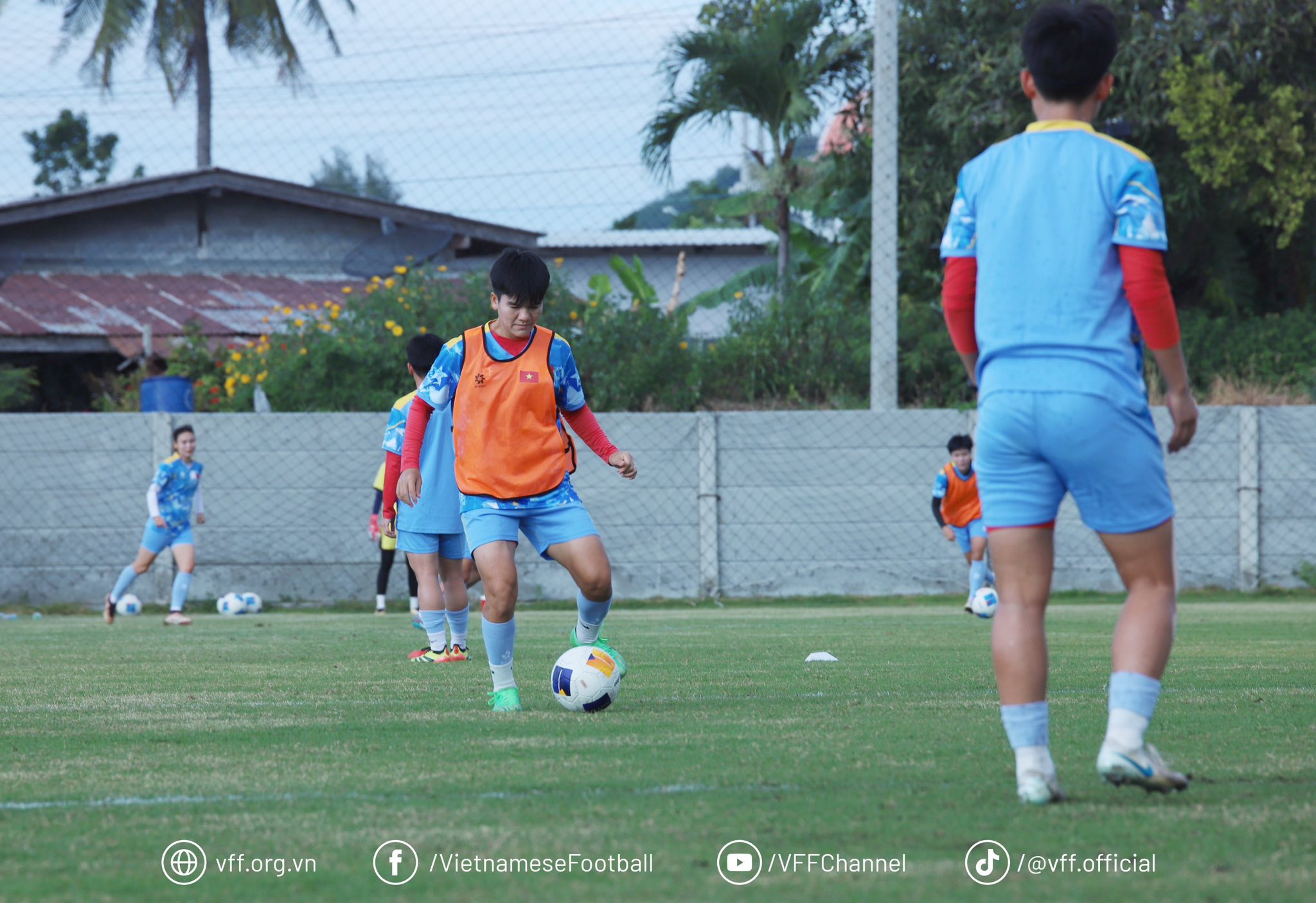 Đội tuyển nữ Việt Nam tập làm quen sân trước trận gặp Myanmar tại SEA Games 33