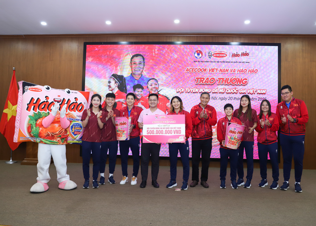 Tuyển nữ Việt Nam nhận thưởng nóng 500 triệu đồng từ Acecook và Hảo Hảo