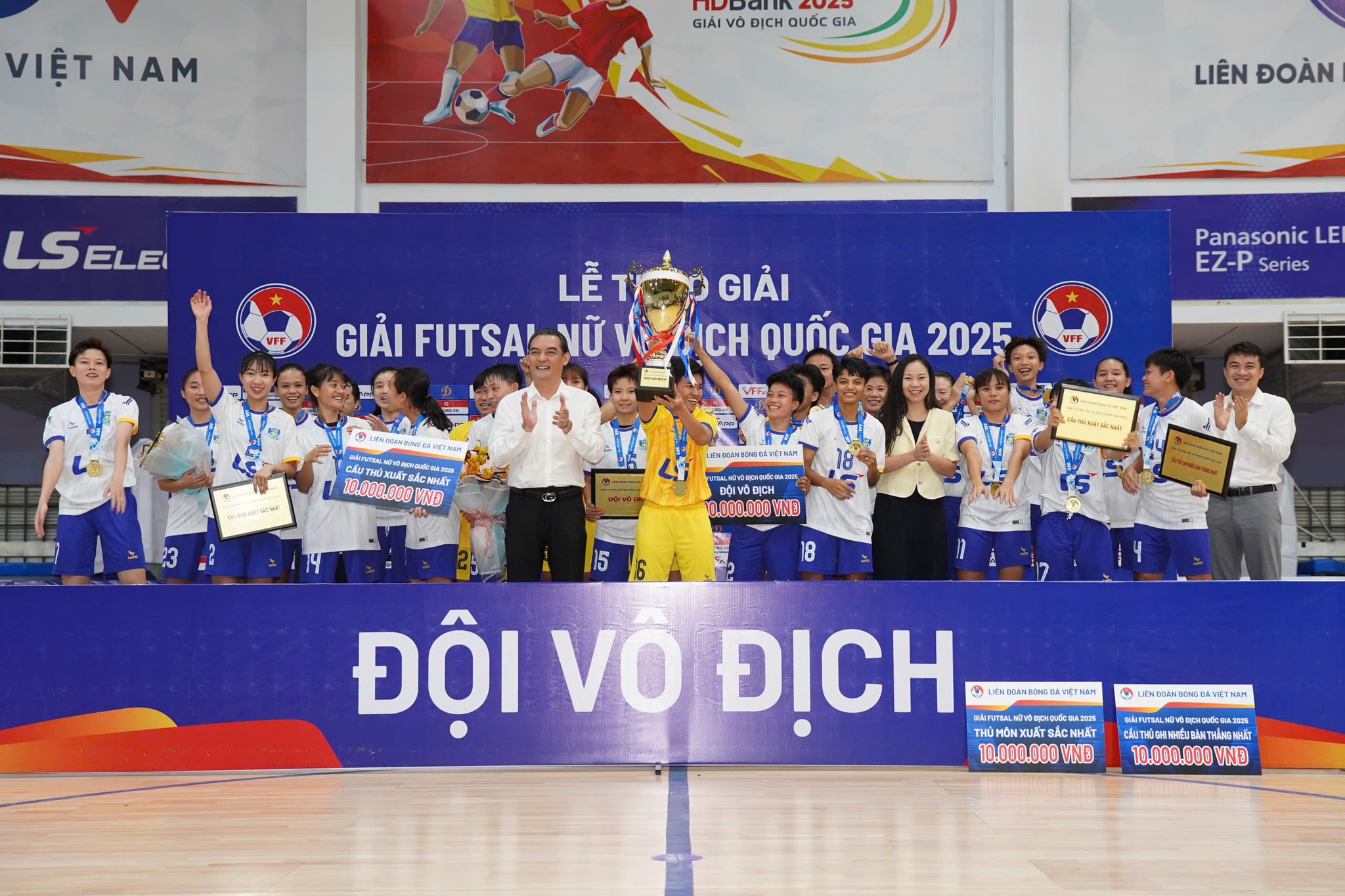 Từ sân đấu đến bục vinh quang: Futsal nữ Việt Nam khép lại mùa giải 2025