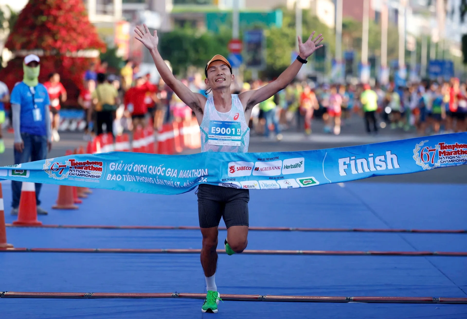 Hoàng Nguyên Thanh và Hồng Lệ tỏa sáng tại Marathon quốc gia 2026