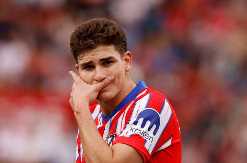 Barcelona theo đuổi Julian Alvarez, Real Madrid gặp trở ngại với Schlotterbeck