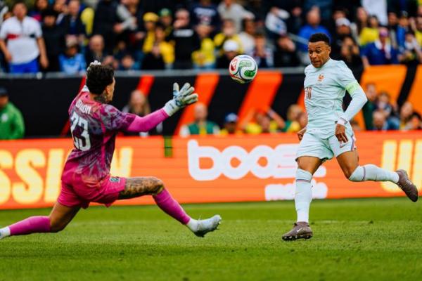 Pháp hạ Brazil trong thế thiếu người: Bản lĩnh của ứng viên vô địch World Cup