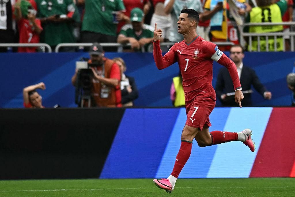 Cristiano Ronaldo viết tiếp lịch sử World Cup bằng cú đúp đưa Bồ Đào Nha thăng hoa
