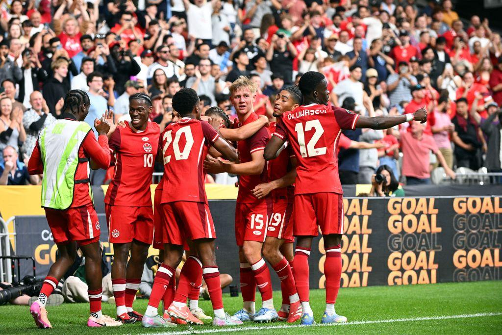 Cyle Larin giải cứu Canada trong ngày Bosnia & Herzegovina khiến chủ nhà thất vọng