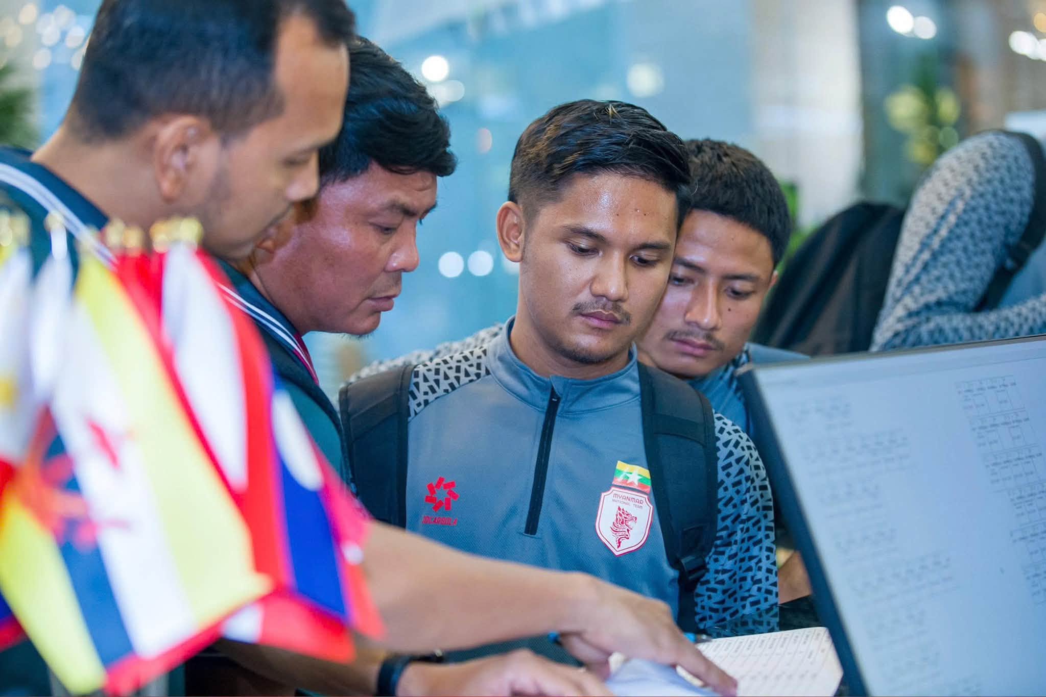 Tuyển Myanmar đặt chân tới Thái Nguyên, hướng đến màn thử lửa với tuyển Việt Nam