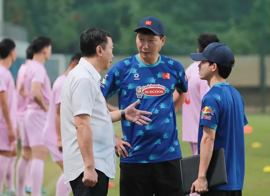 Chủ tịch VFF tiếp thêm động lực cho tuyển Việt Nam trước màn so tài với Singapore