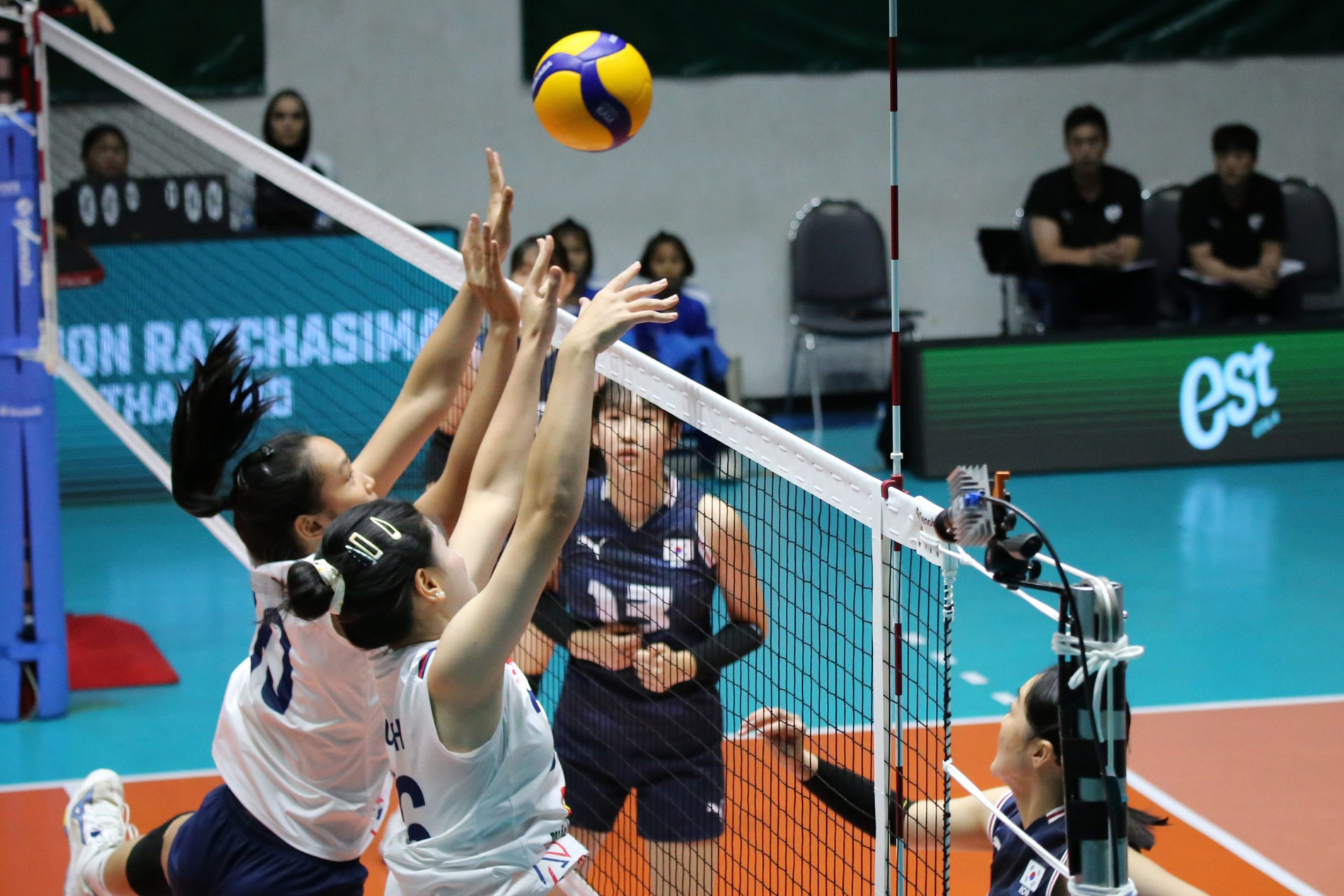 U18 nữ Việt Nam dừng bước trước sức mạnh của Hàn Quốc, chờ trận quyết định với Ấn Độ
