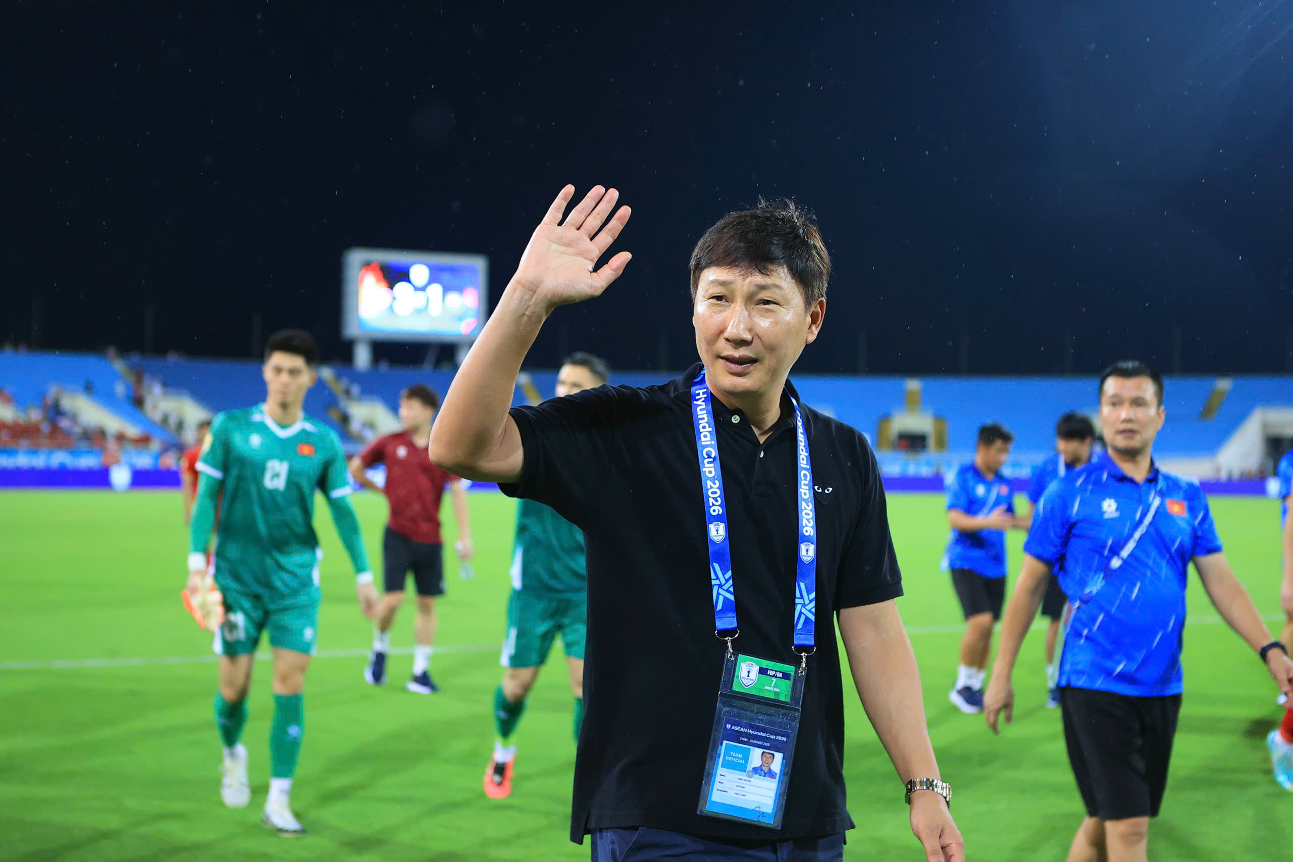 HLV Kim Sang Sik: Đình Bắc vượt áp lực, tỏa sáng đưa Việt Nam vững ngôi đầu