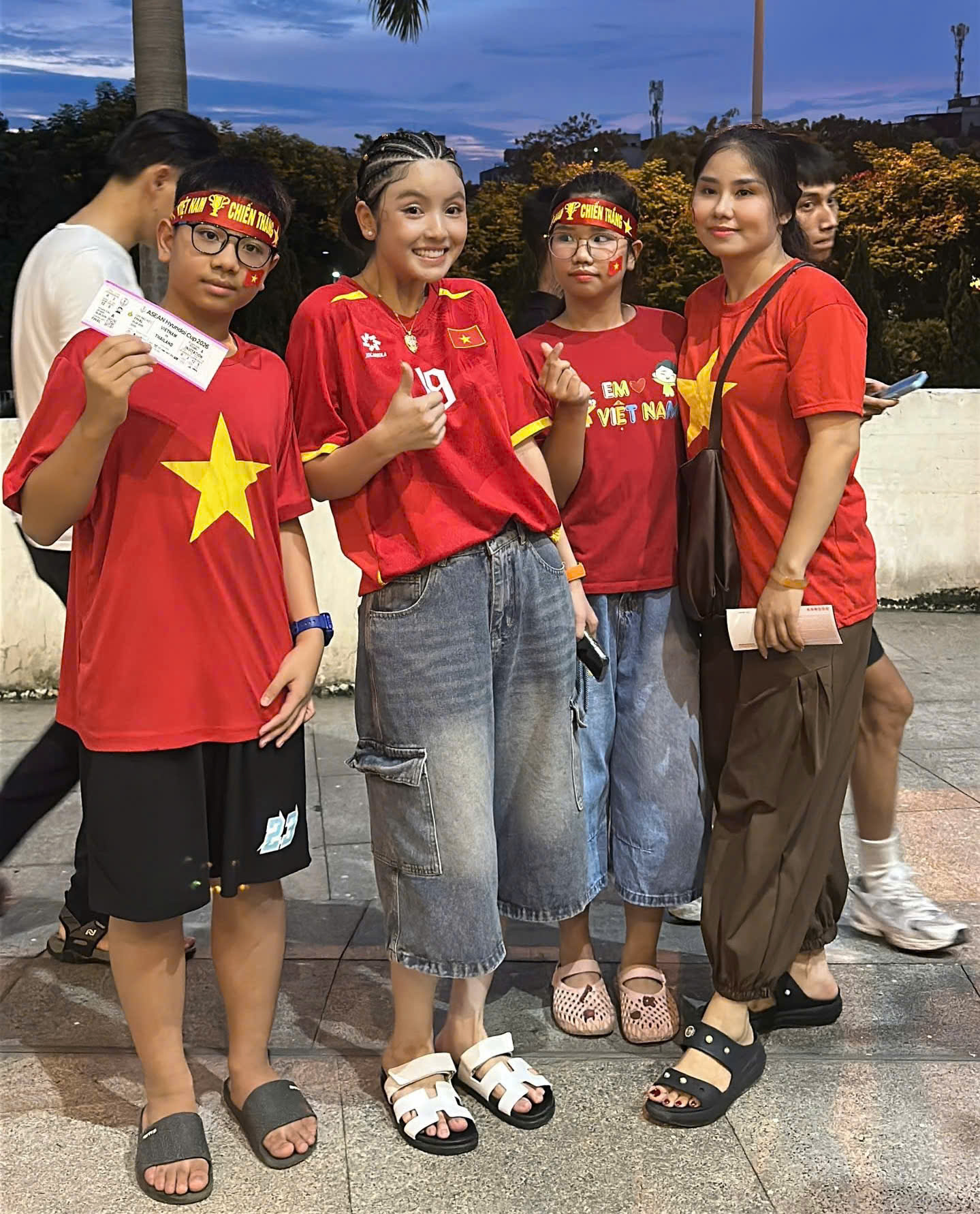 Gia đình Quang Hải có mặt tại Mỹ Đình, tiếp lửa tuyển Việt Nam trước giờ quyết đấu