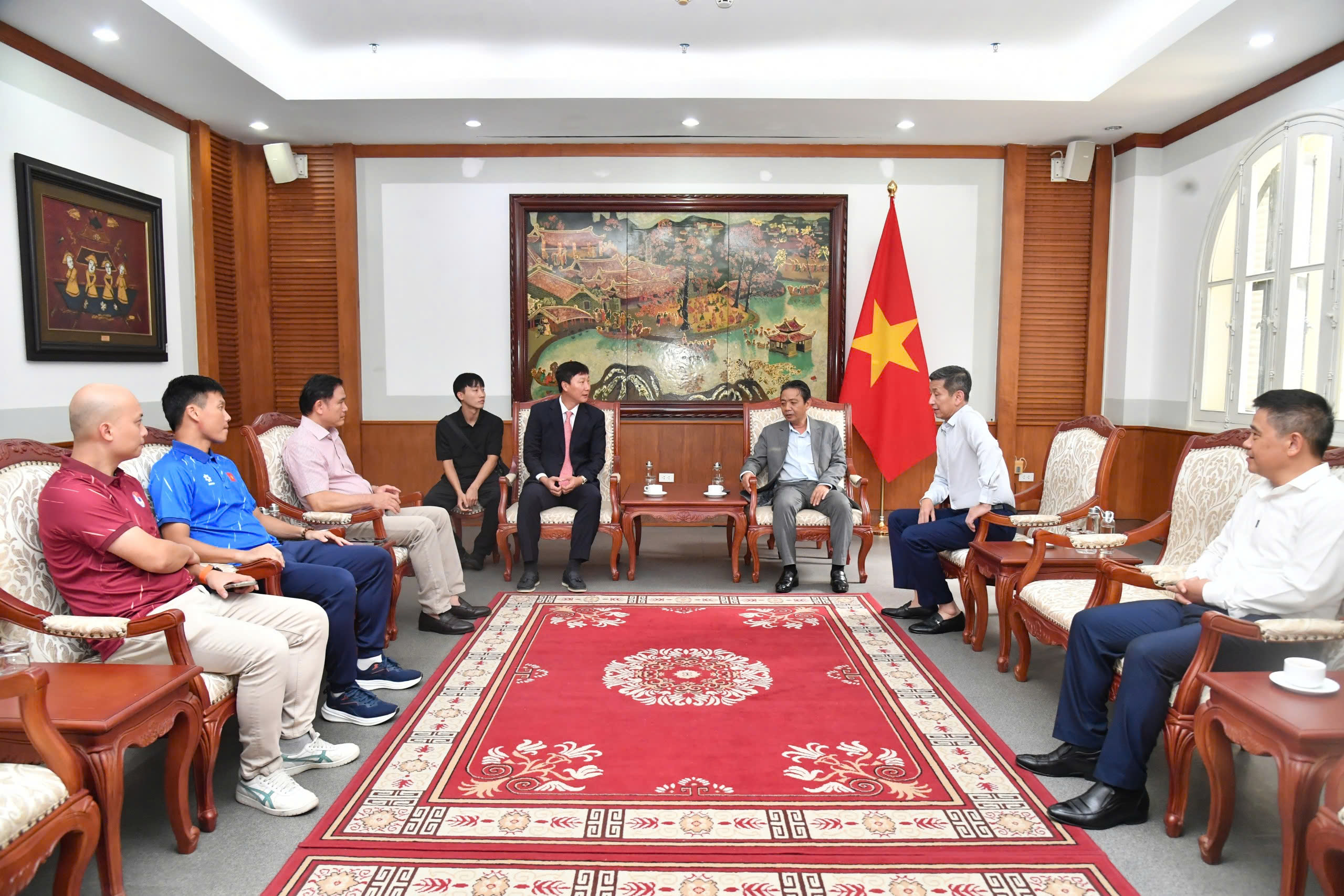 Thứ trưởng Hoàng Đạo Cương trao quà của Thủ tướng tới đội tuyển Việt Nam