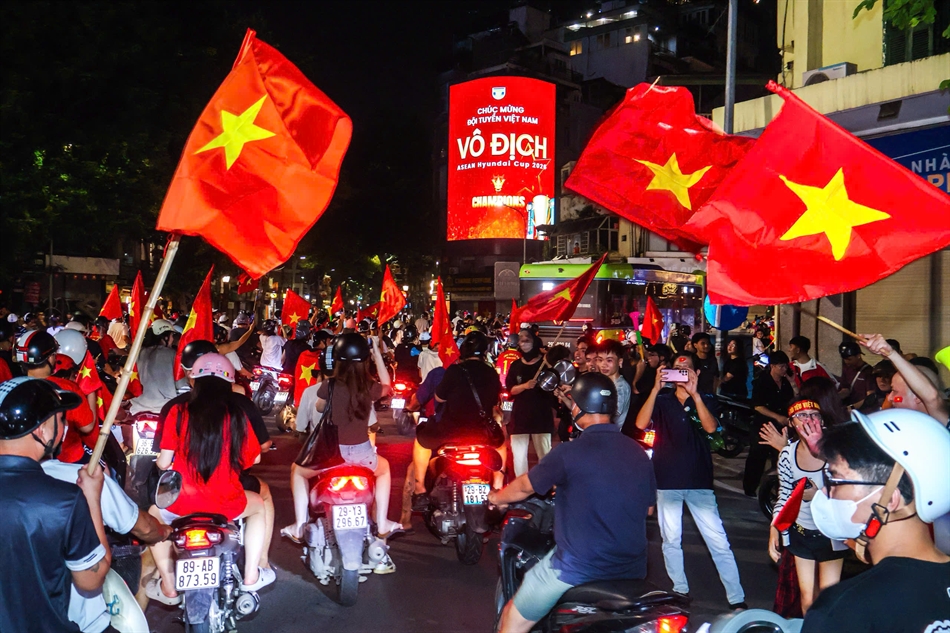 Việt Nam lên ngôi, cả đất nước rực sáng trong đêm mừng chiến thắng