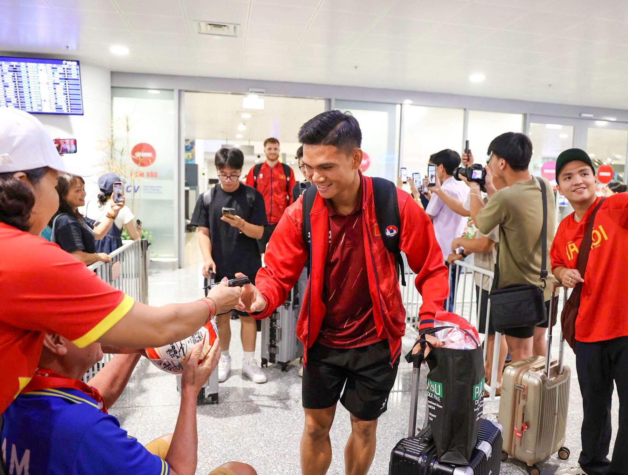 Đội tuyển Việt Nam trở về Hà Nội, tập trung hoàn tất mục tiêu tại vòng bảng ASEAN Championship 2026
