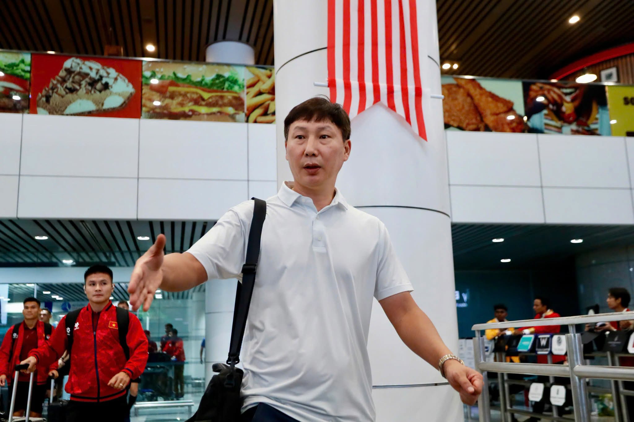 ĐT Việt Nam đặt chân tới Kuala Lumpur, sẵn sàng cho trận bán kết với Malaysia