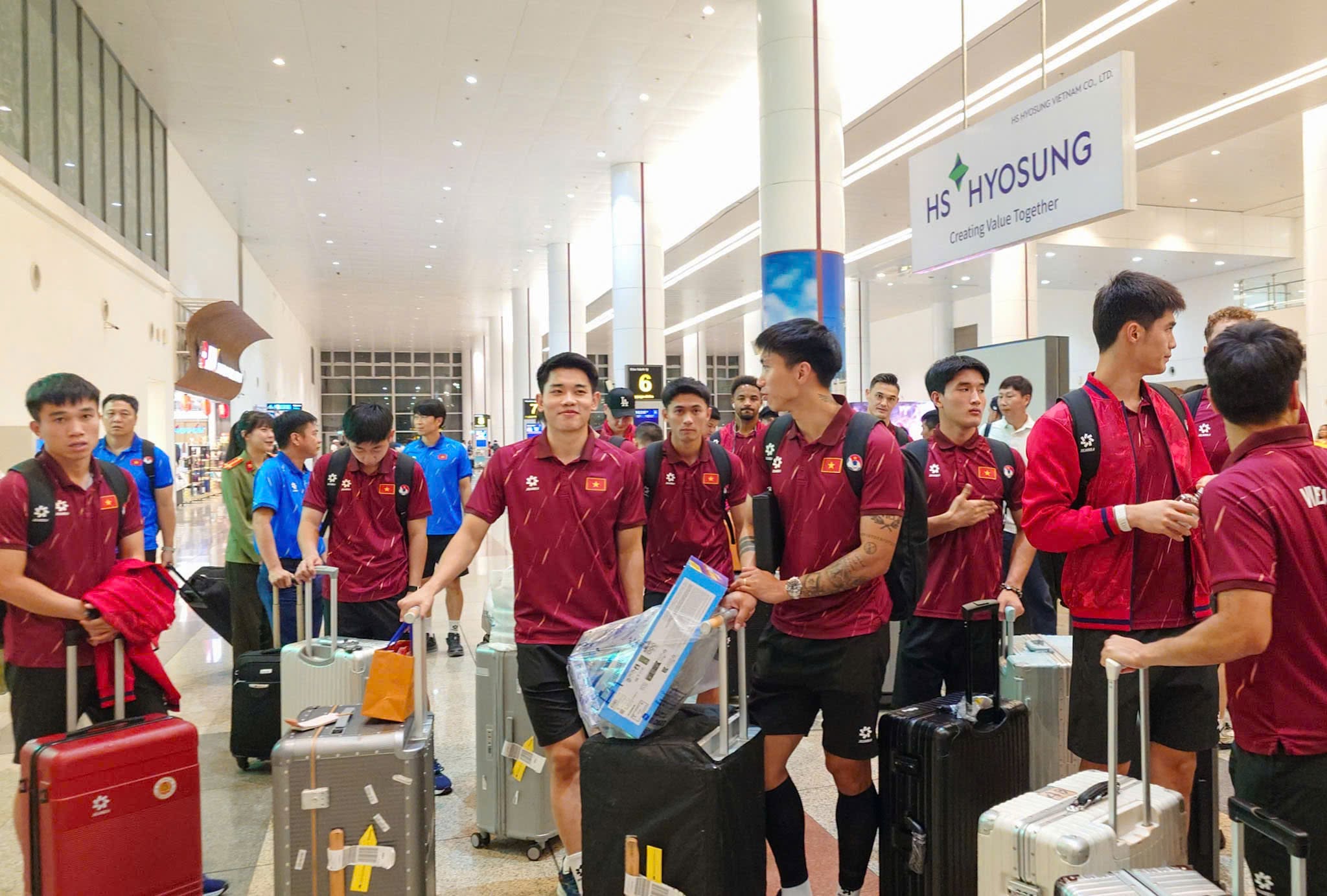ĐT Việt Nam trở lại Hà Nội, hướng toàn bộ sự tập trung vào trận quyết định