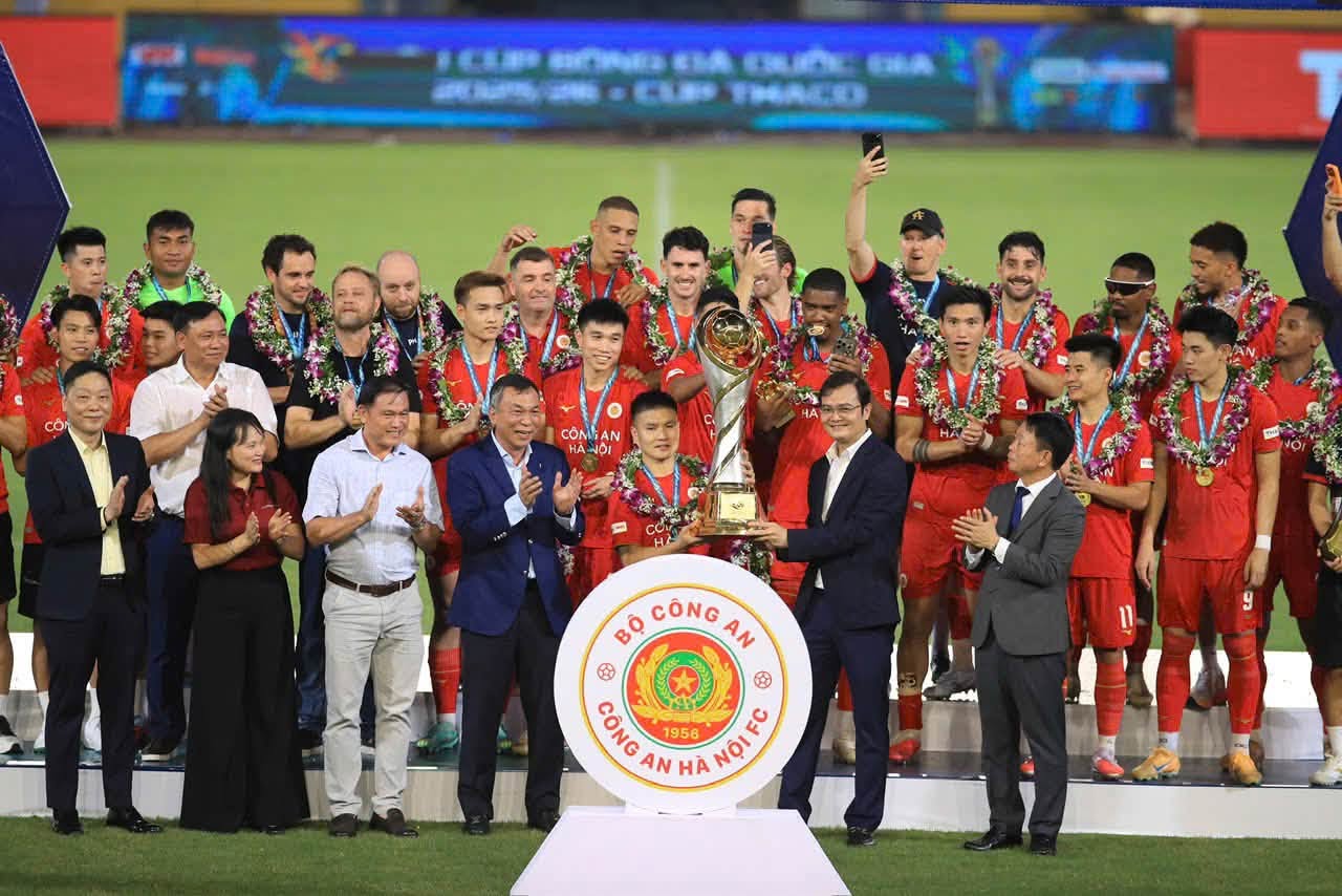 CAHN thắng đậm CA TPHCM, nâng Siêu cúp Quốc gia 2025/26