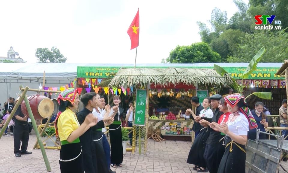 Mộc Châu rực rỡ sắc thổ cẩm trong mùa hội Quốc khánh 2/9