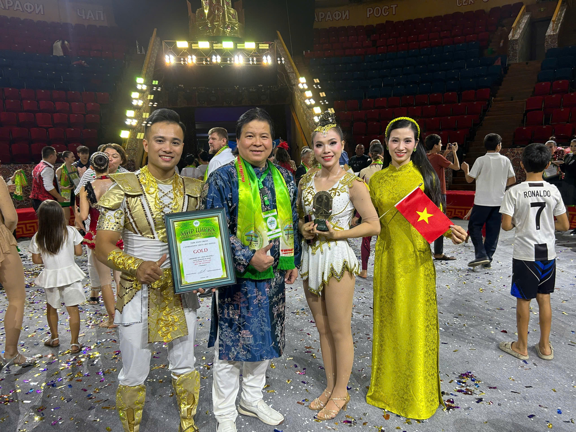 Duo Love đưa xiếc Việt lên bục Vàng tại Tajikistan