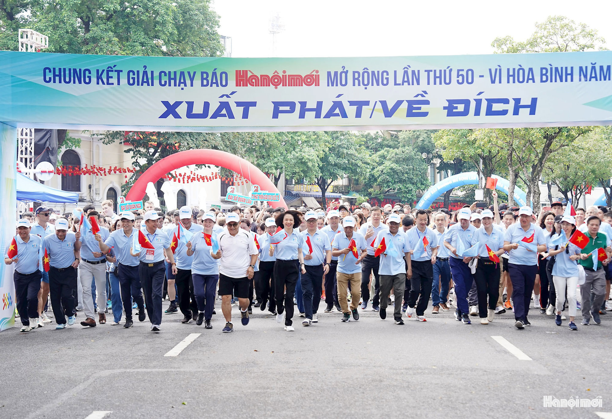 5.000 người cùng hòa nhịp trên đường chạy Vì hòa bình giữa lòng Hà Nội