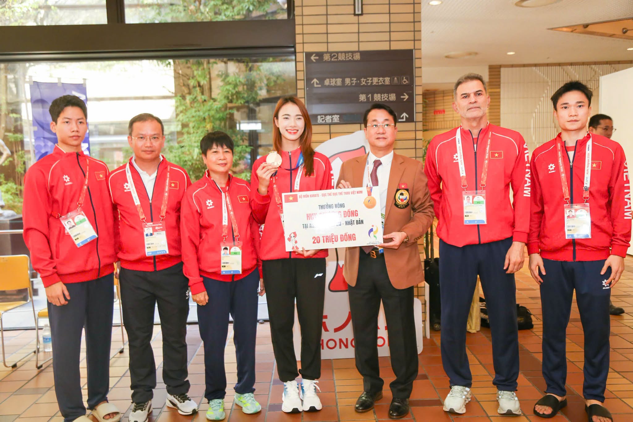 Nguyễn Thị Diệu Ly được khen thưởng sau tấm HCĐ nghẹt thở tại ASIAD 20