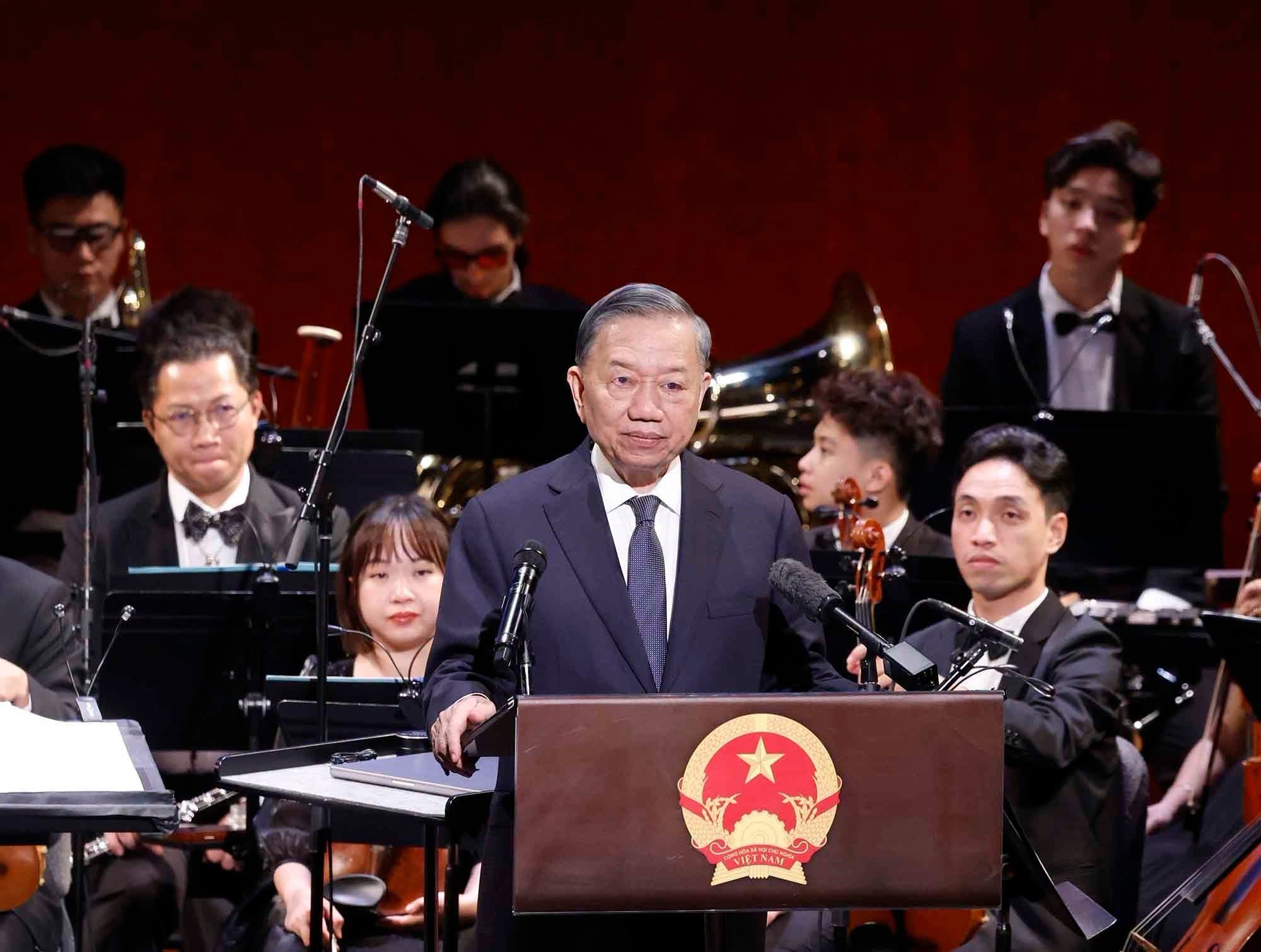 Tổng Bí thư, Chủ tịch nước Tô Lâm gặp gỡ cộng đồng người Việt tại New York qua chương trình nghệ thuật về hành trình đất nước