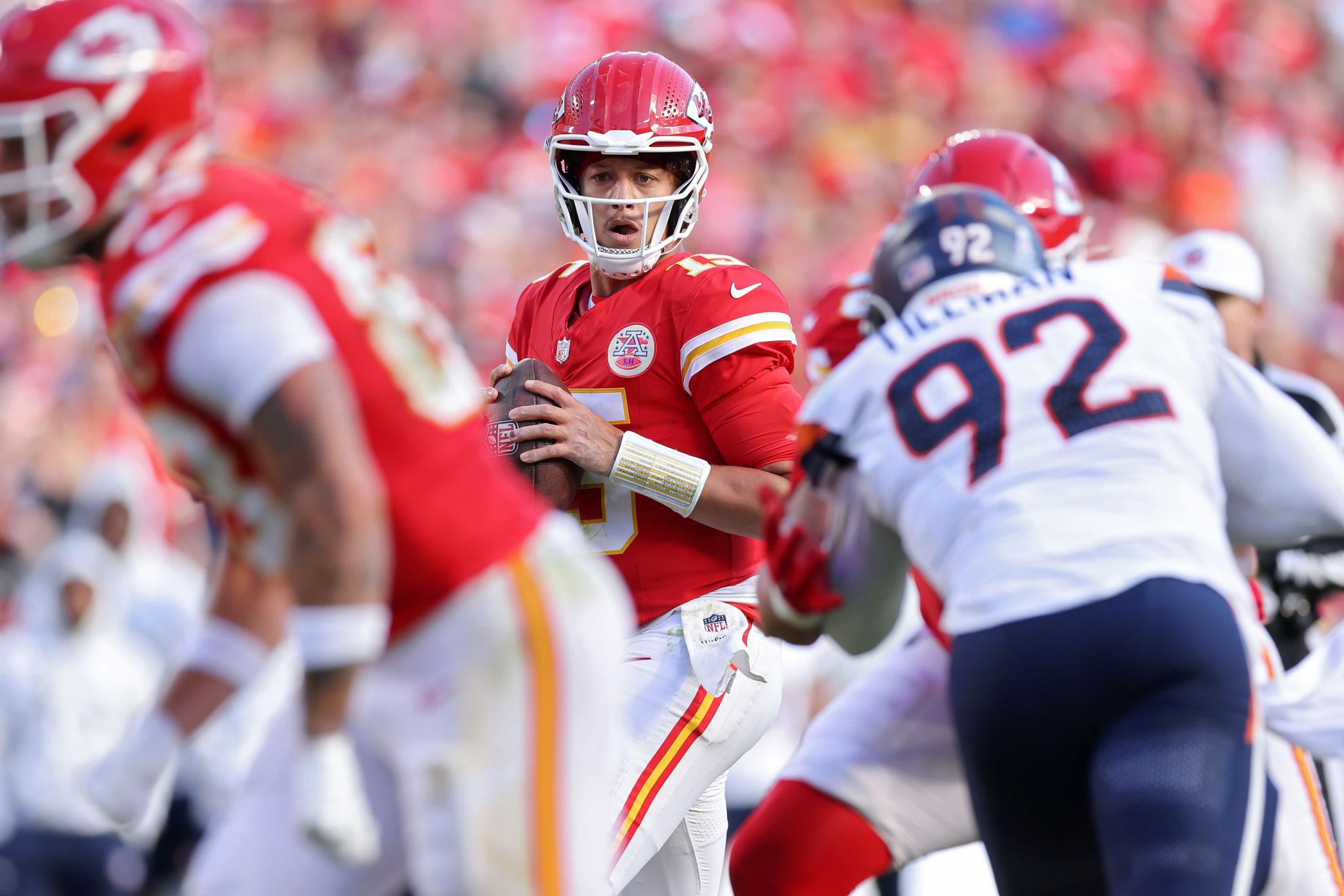 Kenneth Walker III bùng nổ ngày ra mắt, Chiefs áp đảo Broncos