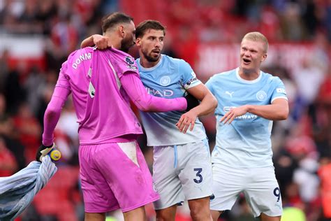 Man City thắng derby Manchester trong thế 10 người, Haaland định đoạt Old Trafford