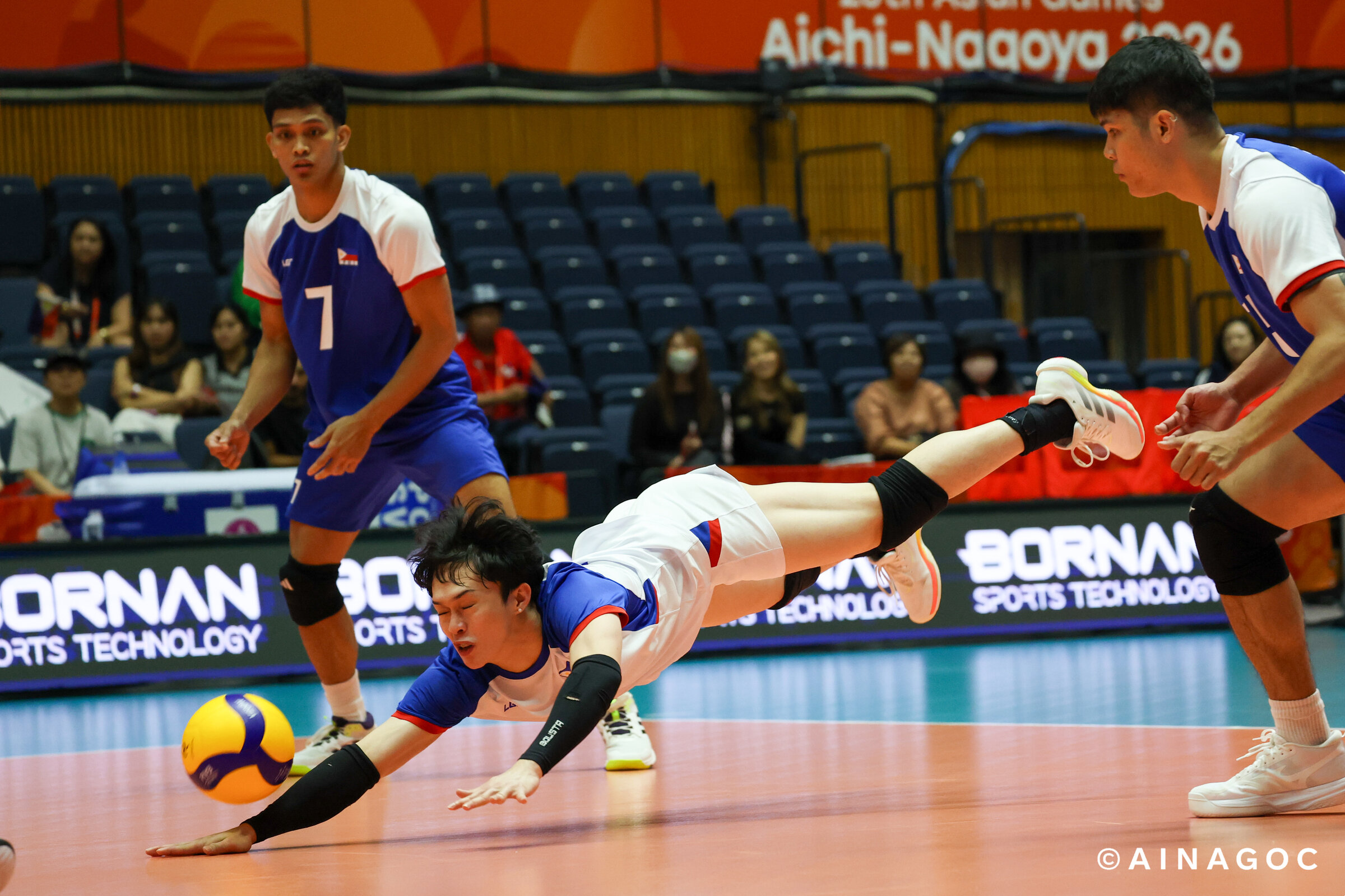 Josh Ybanez cùng Philippines nỗ lực đến cùng trong trận đấu với Indonesia