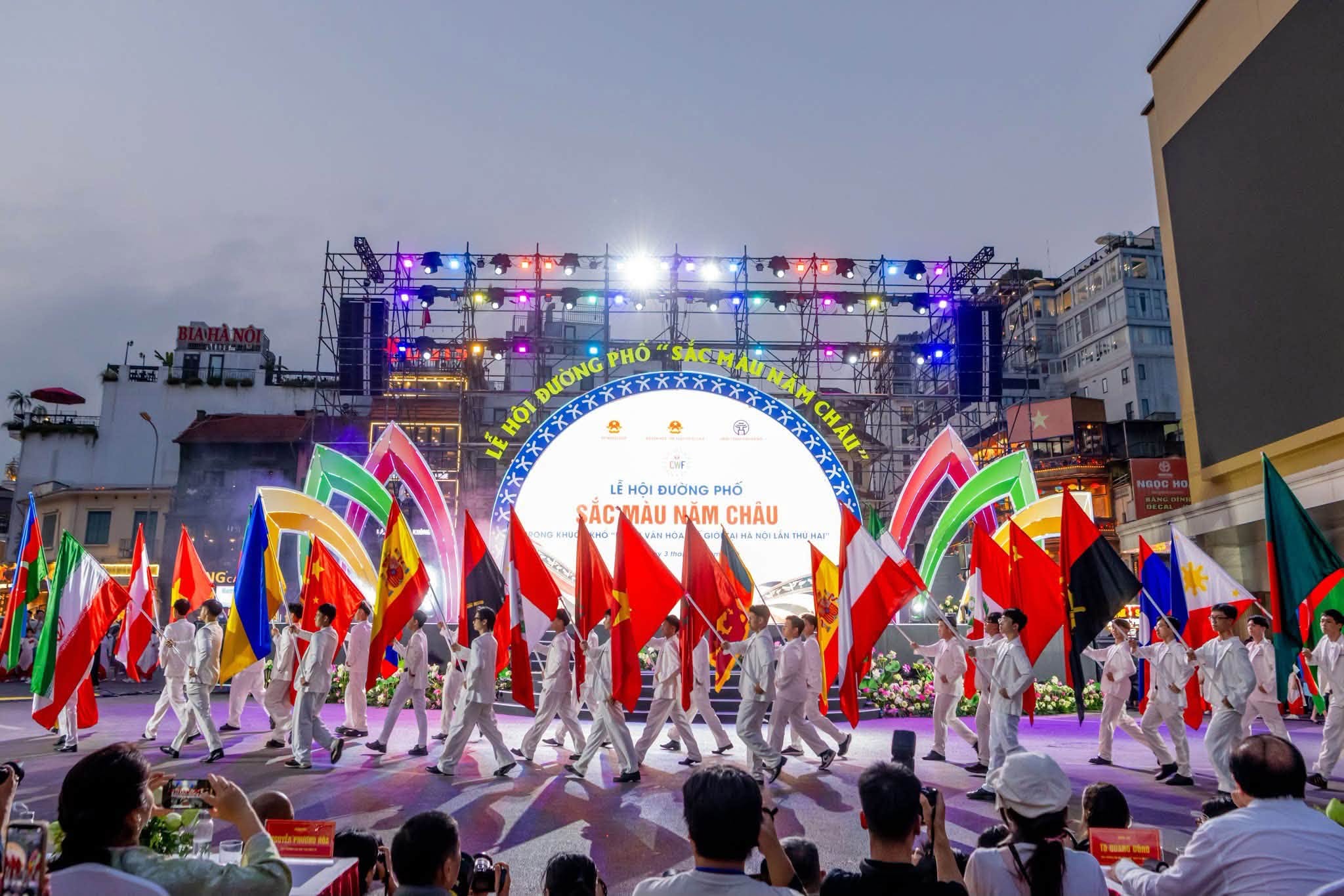Sắc màu năm châu rực rỡ giữa lòng Hà Nội