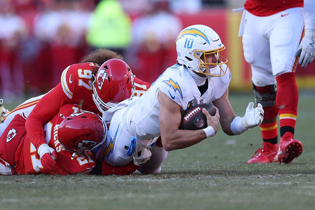 Kansas City Chiefs hạ Chargers 22-6: Hàng thủ lên tiếng, Mahomes giữ nhịp chiến thắng
