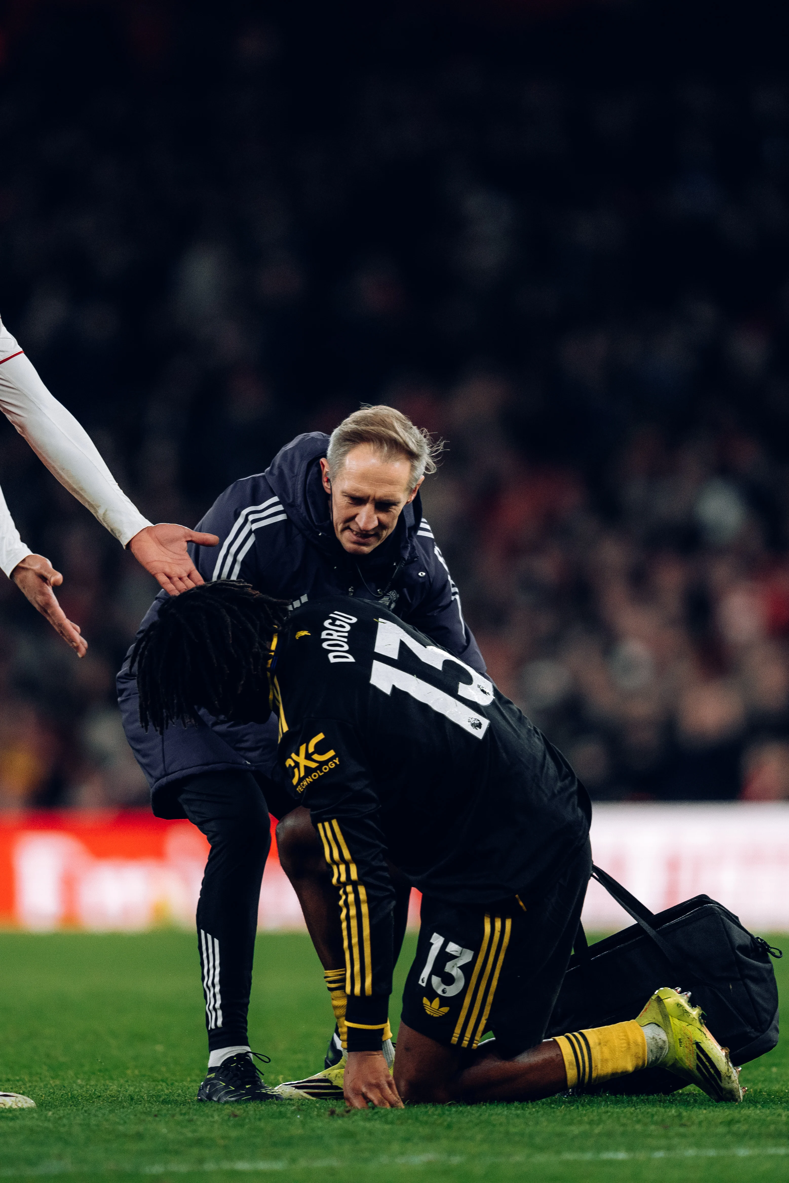 Man United chật vật vì lực lượng, Barcelona đau đầu với bài toán Lamine Yamal