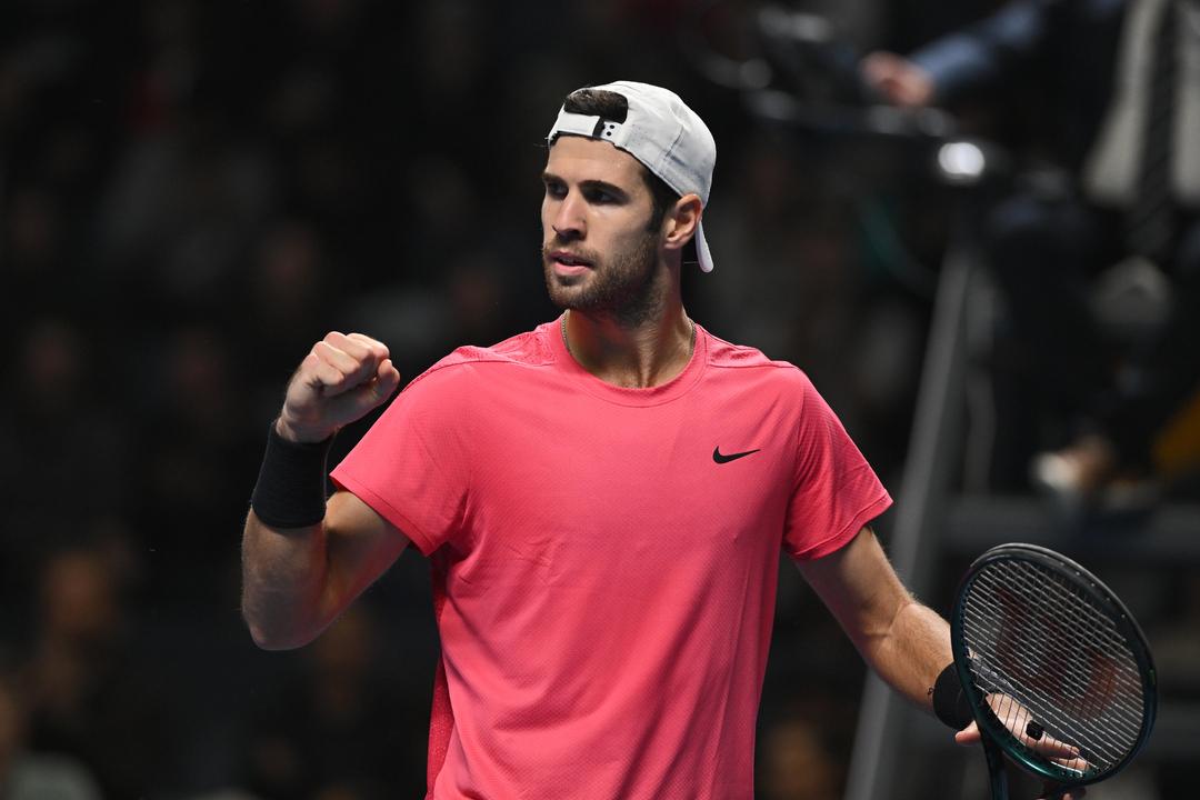 Karen Khachanov thoát hiểm ngoạn mục, giành vé vào tứ kết Almaty Open 2026