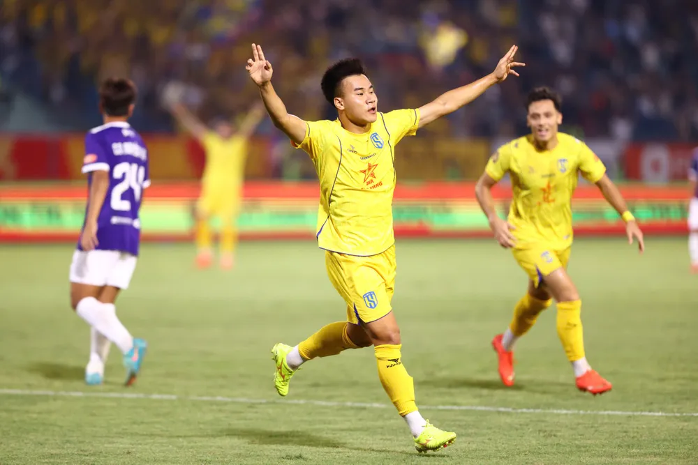 Nguyễn Quang Vinh nổi bật tại V.League, mở thêm lựa chọn cho đội tuyển Việt Nam